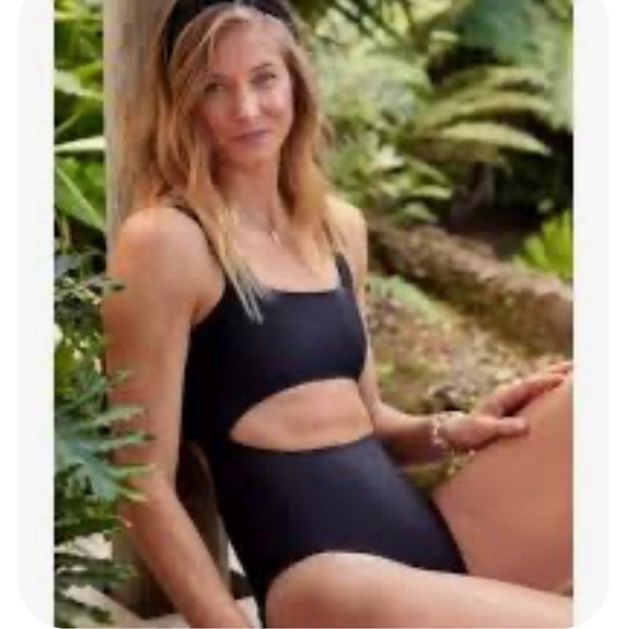 Aerie One cutout scoop one piece size XXL NWT black minimalistic full coverage - Picture 1 of 12